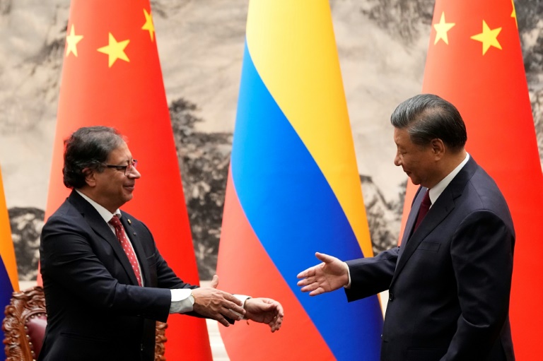 Colombia establece ruta marítima comercial con China