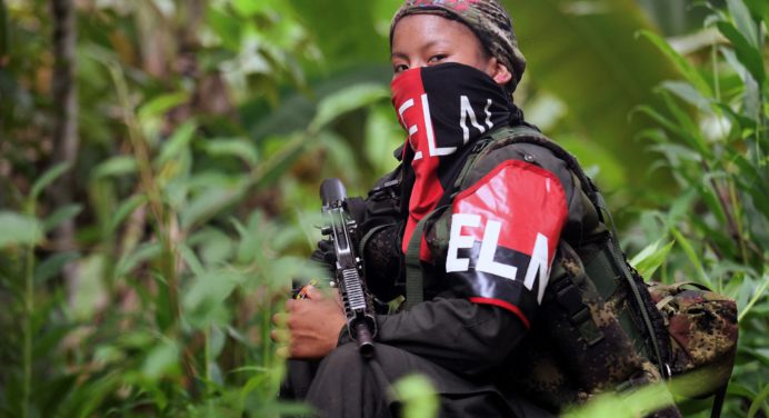 Guerrilla del ELN secuestra a cuatro soldados» – «Guerrilla del ELN secuestra a cuatro soldados en un nuevo acto de violencia