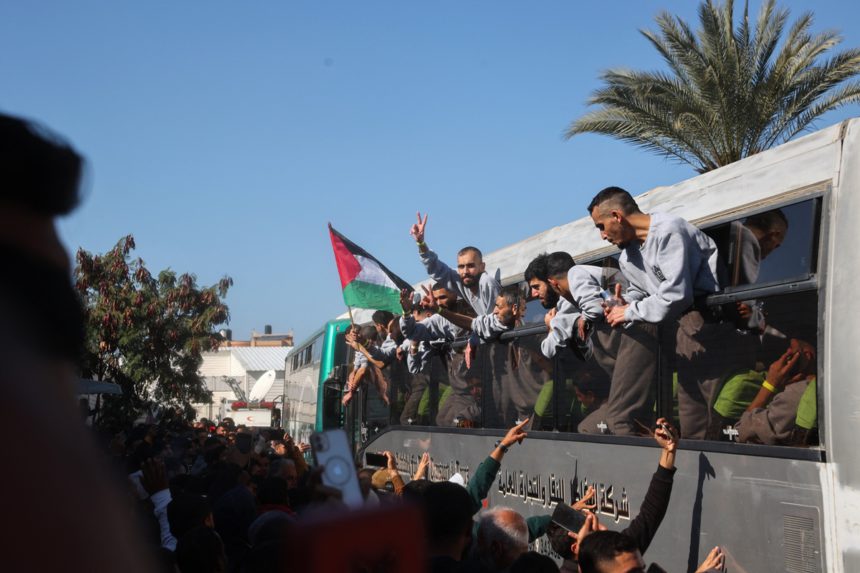 Gazatíes brindan refugio a presos liberados por Israel