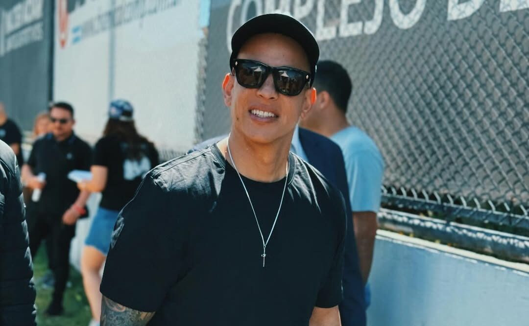 Daddy Yankee se libera en su último éxito «En el desierto