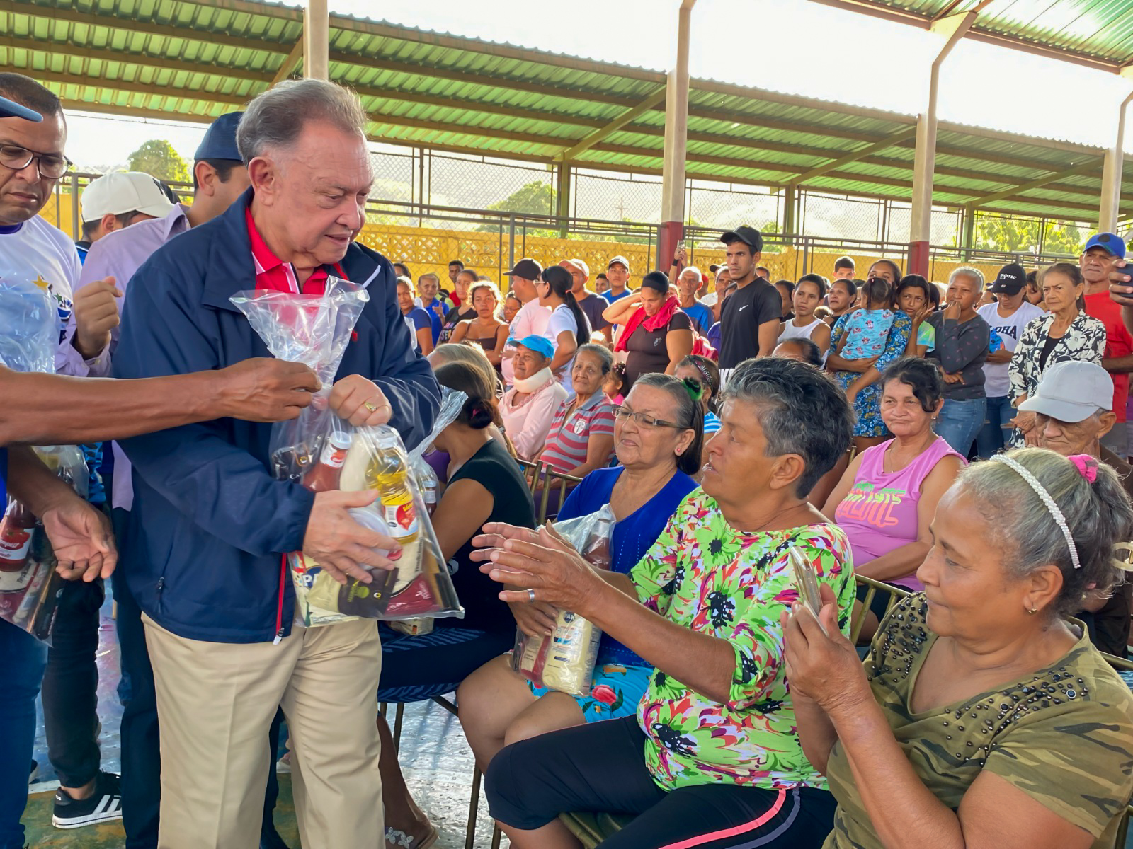 Más de 2000 familias de Achípano beneficiadas con cestas alimentarias del gobernador Morel Rodríguez