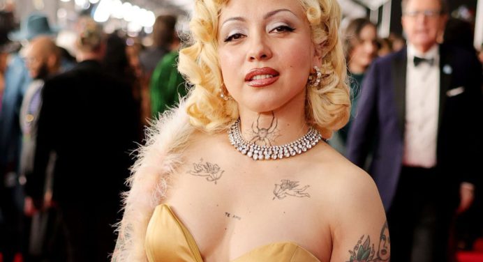 Mon Laferte comparte su doloroso testimonio de abuso, cáncer y parálisis facial