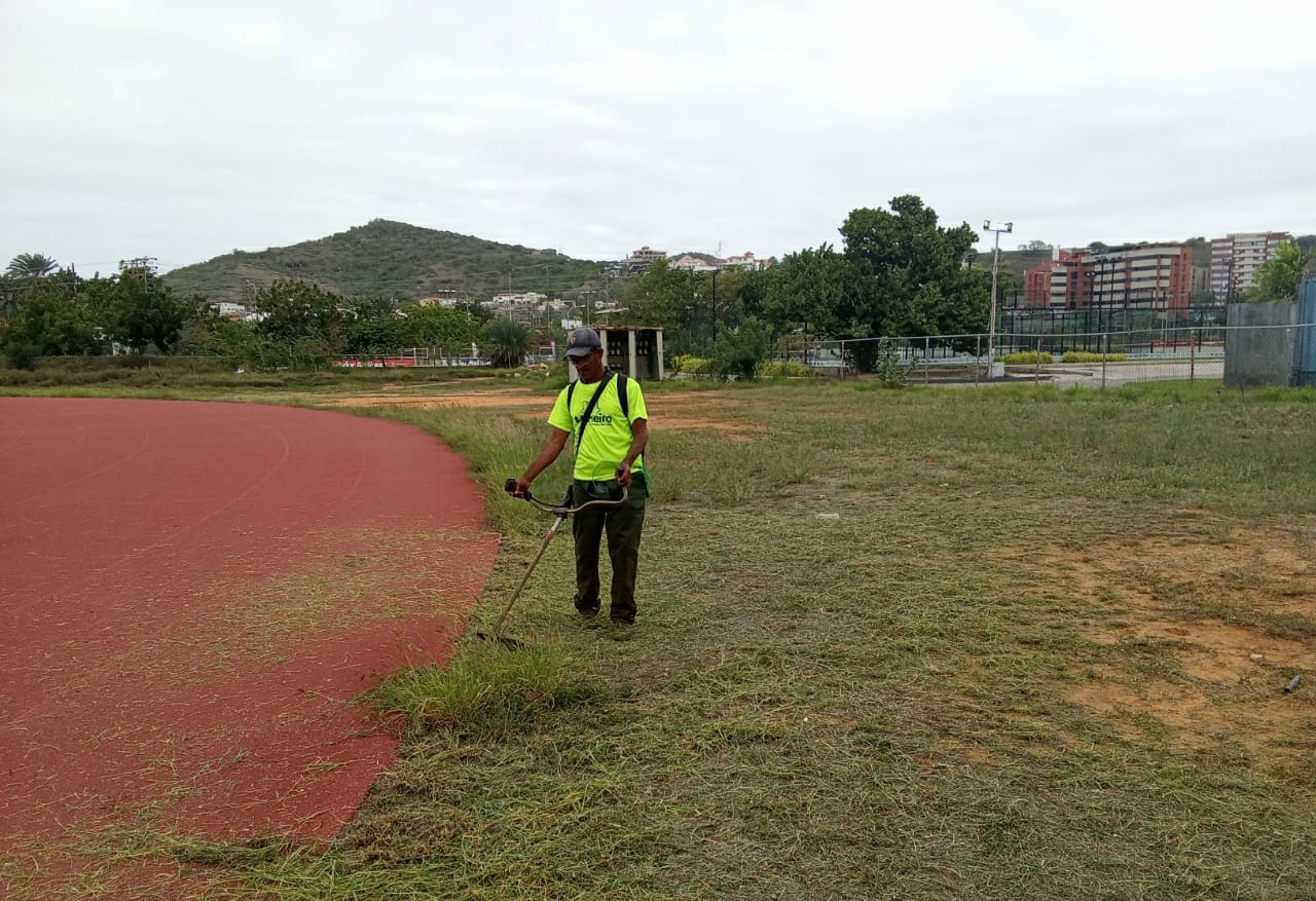 Alcaldía de Maneiro embellece Ciudad Deportiva con mantenimiento externo