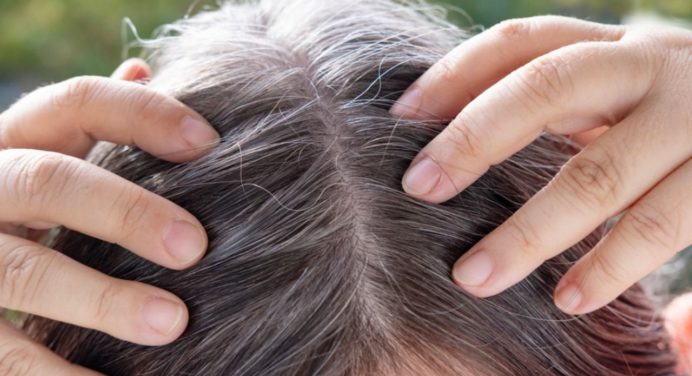 Tinte barato y eficaz para decir adiós a las canas y oscurecer tu cabello.