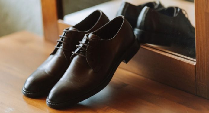 Ritual con zapatos para atraer abundancia y eliminar obstáculos económicos.
