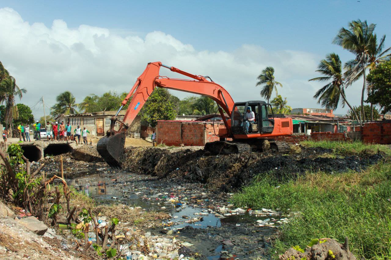 Alcaldía de Mariño limpia canales de drenaje en Los Cocos para prevenir inundaciones