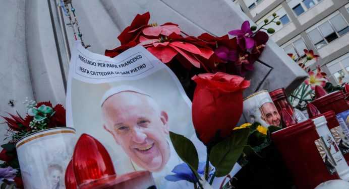 El papa continúa su tratamiento mientras el Vaticano organiza rezo de rosario