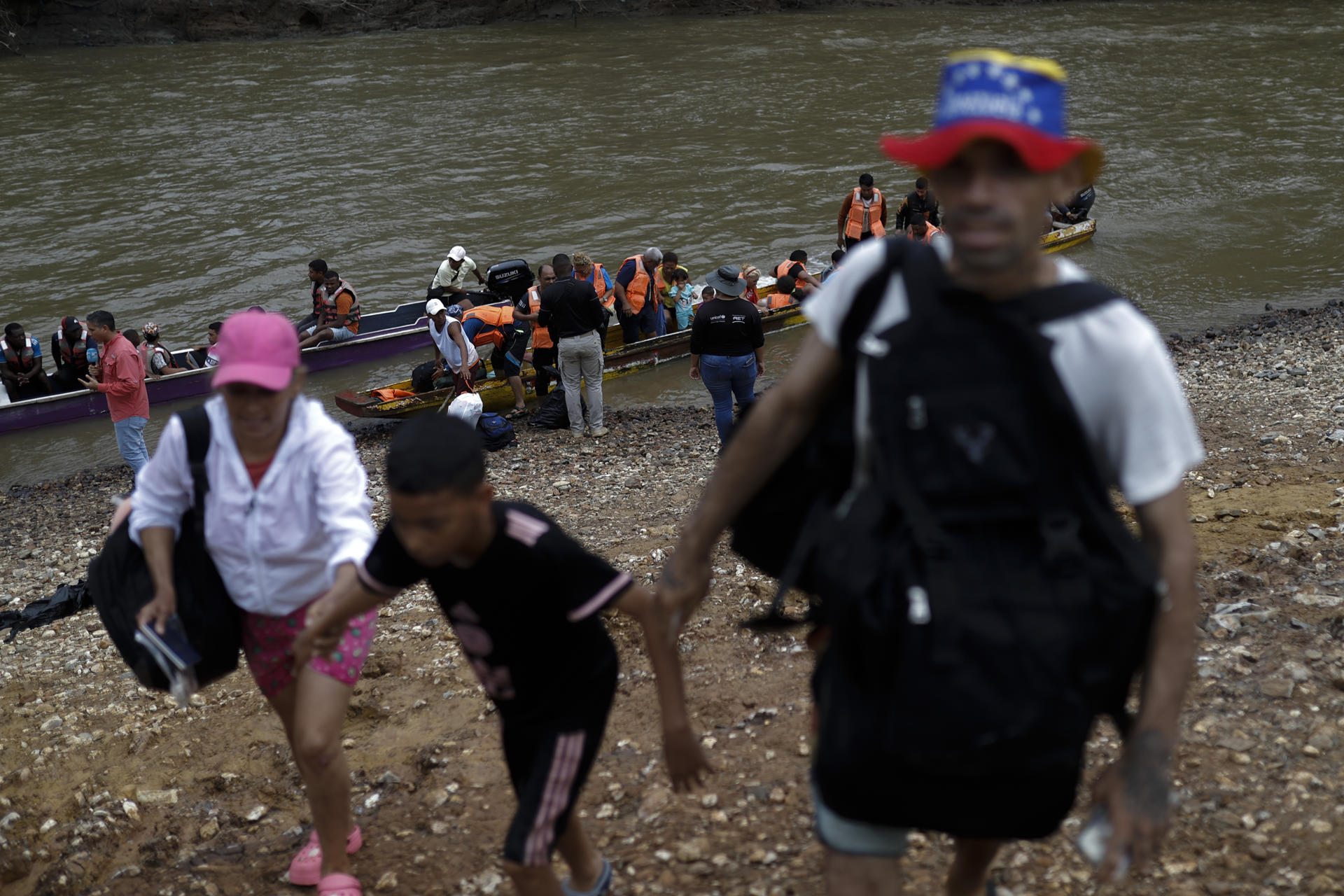 Récord de migrantes cruzan el Darién en 2024, revela Defensoría del Pueblo colombiana