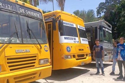 Estudiantes de la UDO piden acceso a combustible para su transporteDijo que están muy contentos, porque después de muchos años finalmente vuelven a contra con transporte directamente de la Universidad, pero, aunque han hecho las diligencias pertinentes, hasta el momento no logran que las mismas tengan un cupo en alguna estación de servicio para obtener el gasoil para su funcionamiento. Los estudiantes aseguran que en este momento hay la capacidad de atender 4 rutas de transporte, que representa a un alto porcentaje de beneficiarios. Estiman que incluso pudieran servir hasta para los estudiantes que viven en Juangriego, representando un ahorro importante en su presupuesto ya que el pasaje esta por el orden de los 25 bolívares Informaron que intentarán nuevamente hacer gestiones llevando una comunicación a los entes encargados de la aprobación de la huella, y esperan una respuesta positiva antes del inicio de clases para facilitar la movilidad de los miles de alumnos que pudieran usar el transporte, cuya capacidad es de mas de 300 puestos cada uno.