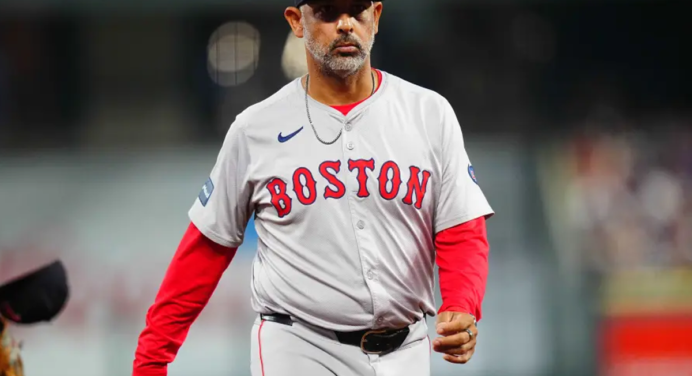 Alex Cora elige a su tercera base titular