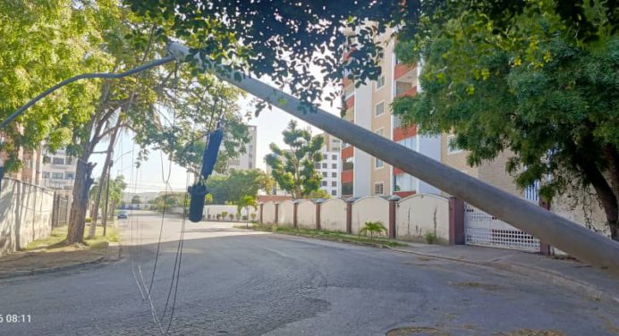 Se partió un poste en urbanización Jorge Coll +Fotos
