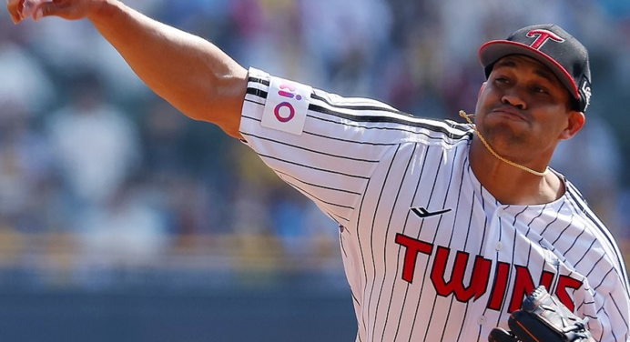 Yonny Chirinos brilla en el Opening Day de la KBO