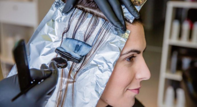 Mejora tu apariencia con estas mechas antiedad que ocultan las canas sin dañar tu cabello