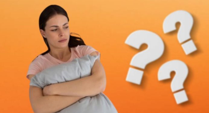 El significado psicológico de dormir con los brazos cruzados