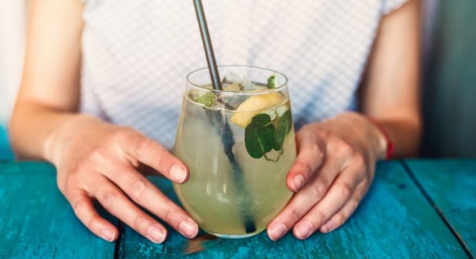 Refresca tu cuerpo y mente con esta bebida desintoxicante de hierbas