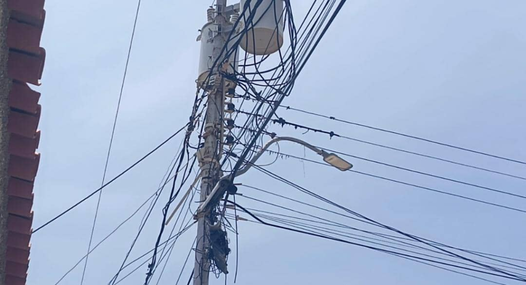 Calle Raúl Leoni, Los Cocos: 4 días sin electricidad
