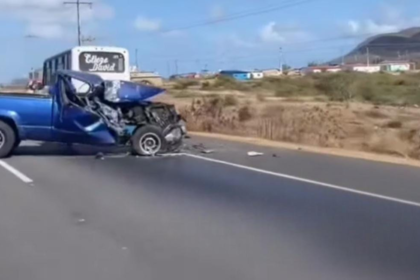 Pickup colisiona con autobús en la Av. Juan Bautista #25Mar +Video
