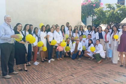 Médicos celebran en medio de carencias laborales