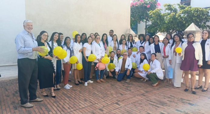 Médicos celebran en medio de carencias laborales