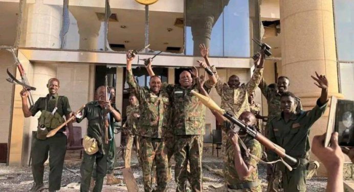 El ejército de Sudán retoma el palacio presidencial del país después de 2 años de guerra
