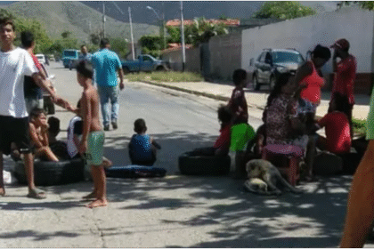 Vecinos de Negra Hipólita Protestan por Bote de Aguas Negras que Lleva un Año sin Solución