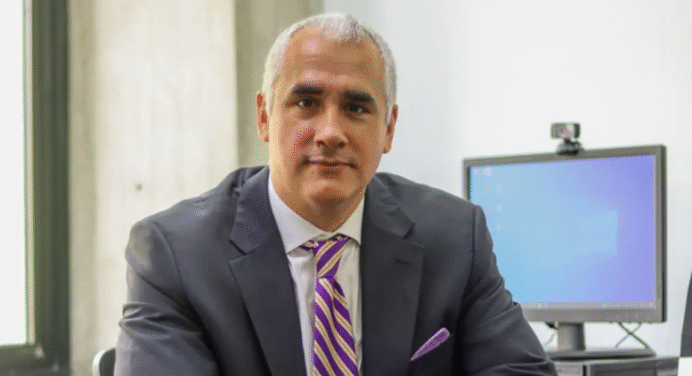 Luis Oliveros: «Extensión de licencia a Chevron mejora el panorama económico en el corto plazo”