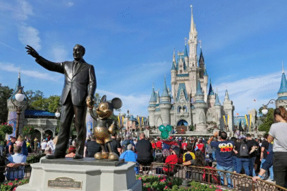 Disney suspende a trabajadores venezolanos amparados por TPS y amenaza con despidos