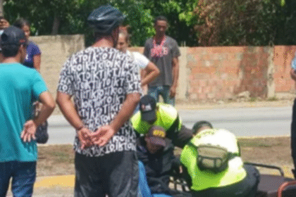 Motorizado y Parrillero Heridos Tras Chocar Contra un Toro en la Av. Fucho Tovar