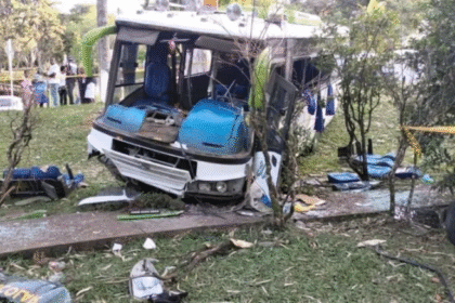 Tragedia en Colombia: Nueve Estudiantes Muertos al Caer Autobús por un Puente en Calarcá