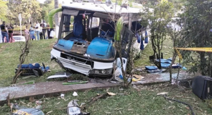 Tragedia en Colombia: Nueve Estudiantes Muertos al Caer Autobús por un Puente en Calarcá