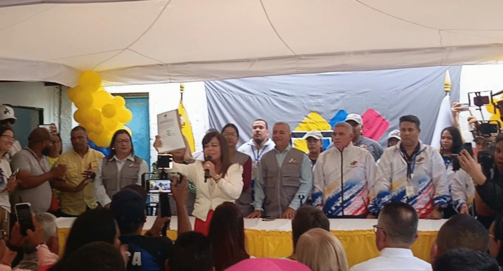 Marisel Velásquez y legisladores reciben acreditación del CNE