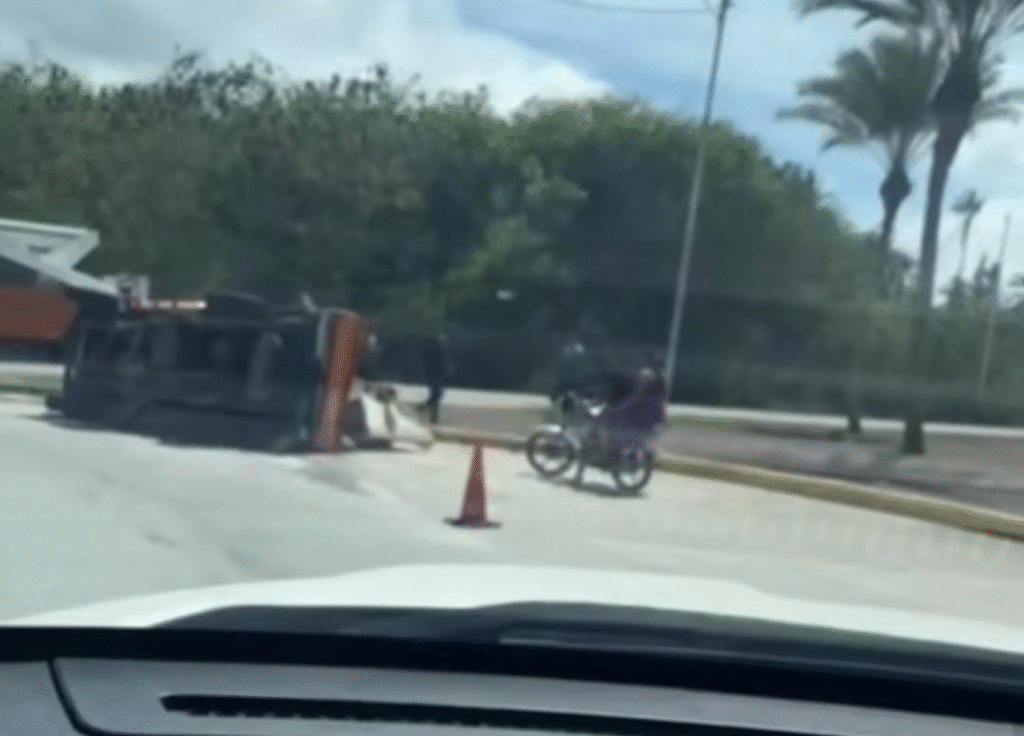 Camión de Corpoelec se vuelca en la Av. Luisa Cáceres de Arismendi