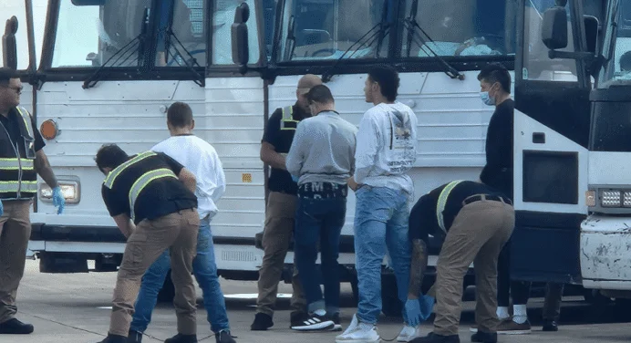 Estados Unidos ofrece 1.000 dólares a migrantes para que se autodeporten