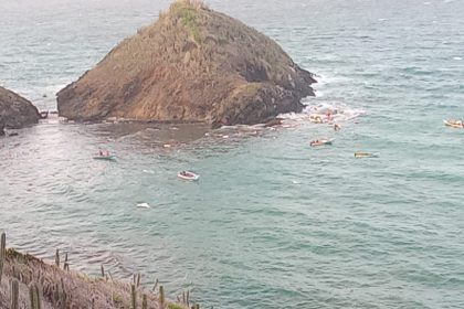 Embarcación en Punta Cazonera colisiona  contra cerro y genera alerta por derrame de combustible +VIDEOS
