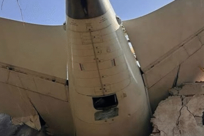 Tragedia aérea en India: Avión con 244 personas a bordo se estrella tras despegar