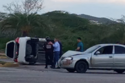 Choque y vuelco en el semáforo de la avenida Bolívar con la Auyama