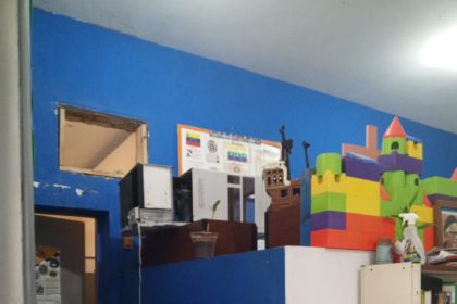Delincuentes cargan con materiales y equipos de centro de educación especial