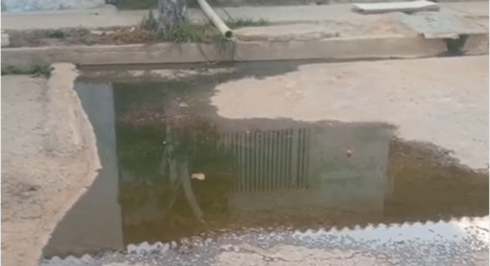 Desbordamiento de Aguas Negras afentan a vecinos Urb. Las Mercedes