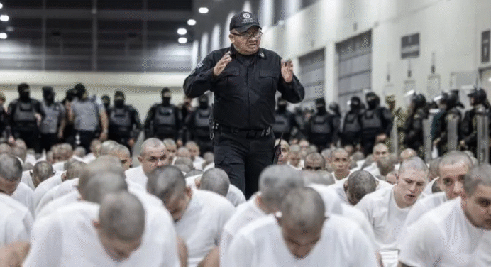 ¡Última hora! El Gobierno de El Salvador enviará esta tarde a Caracas a los venezolanos detenidos en el CECOT