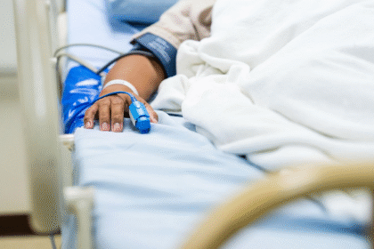 Hombre muere tras 3 días agonizando por heridas de riña en Villas de Camposanto