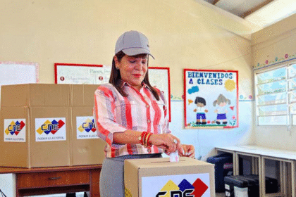 Gobernadora Marisel Velásquez ejerce su derecho al voto en Nueva Esparta