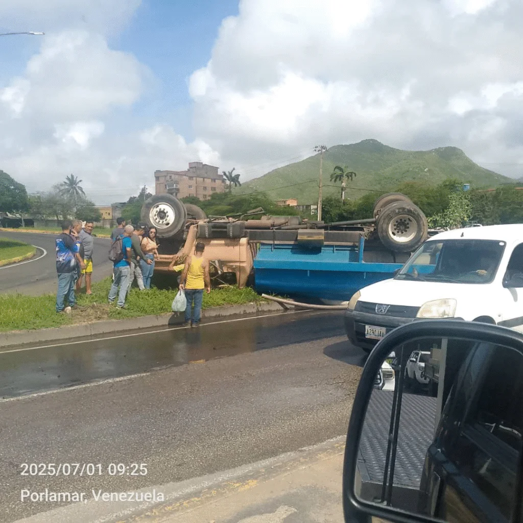 Volcamiento de camión cisterna deja un herido en Conejeros