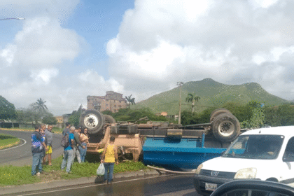 Volcamiento de camión cisterna deja un herido en Conejeros