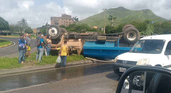 Volcamiento de camión cisterna deja un herido en Conejeros 1Jul