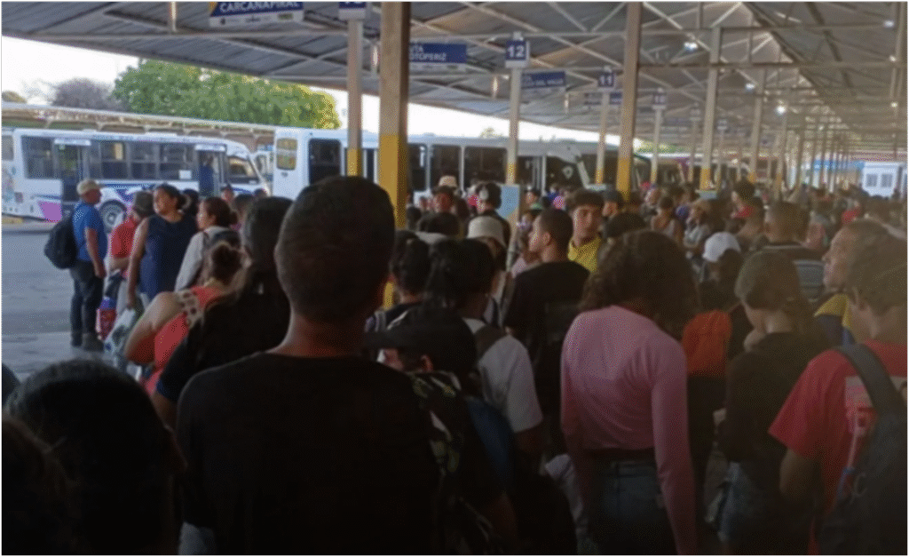 Escasez de combustible paraliza transporte público en Porlamar