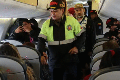 Llega un vuelo de repatriación desde Bolivia con 59 venezolanos: 20 son menores