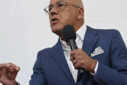 «Si entran sin permiso, aquí se quedan», advirtió Jorge Rodríguez a extranjeros