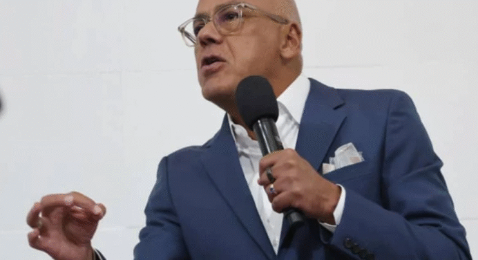 «Si entran sin permiso, aquí se quedan», advirtió Jorge Rodríguez a extranjeros
