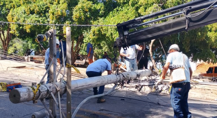 La Caranta: Camioneta se estrelló contra un poste