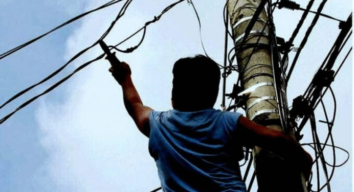 Hombre fallece por descarga eléctrica al maniobrar un poste en Sabana de Guacuco #26Ago